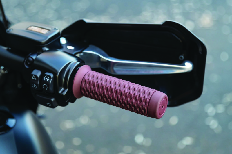 Kuryakyn Braaap Grips 1in Red thumbnail 4