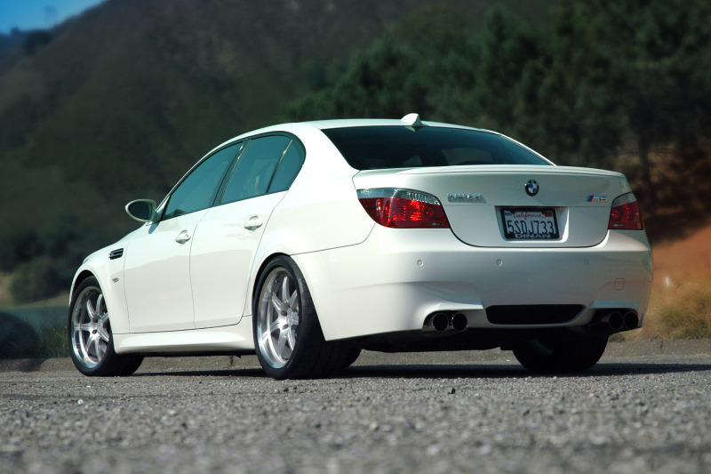 Dinan 06-10 BMW M5 (E60) Free Flow Axleback Exhaust System - Black Tips