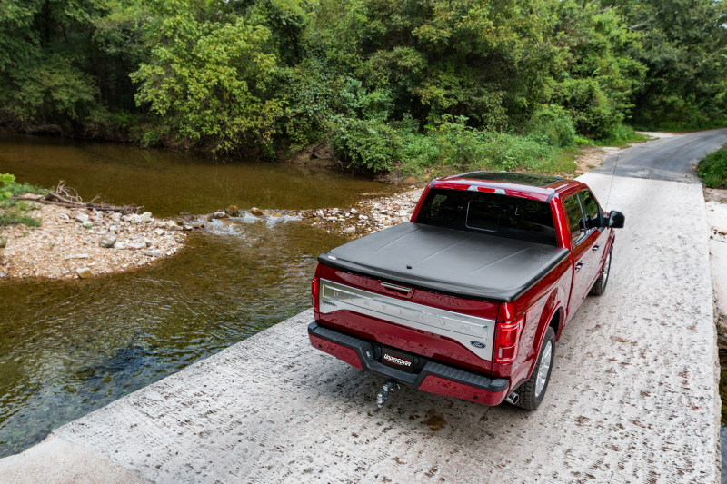 UnderCover 04-08 Ford F-150 5.5ft SE Bed Cover - Black Textured thumbnail 9